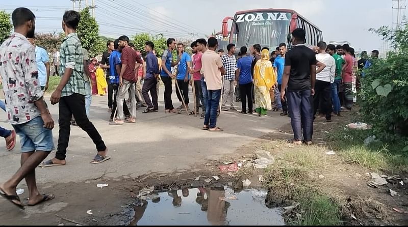 গাজীপুরের সারাবো এলাকায় কালিয়াকৈর-নবীনগর মহাসড়কে অবস্থান নিয়েছেন বেক্সিমকো ইন্ডাস্ট্রিয়াল পার্কের শ্রমিকেরা। আজ সকালে তোলা